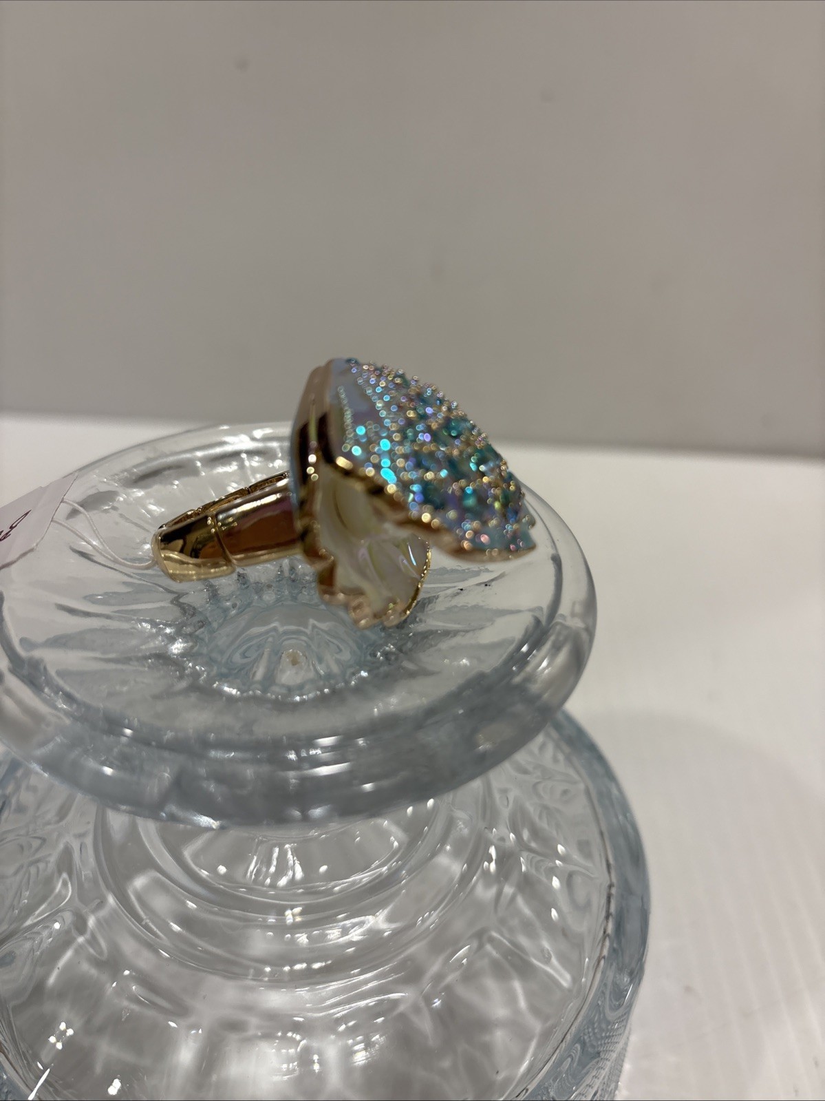 NEW PRETTY BETSEY JOHNSON IRIDESCENT SCALLOPED SEA SHELL STRETCH RING PEARL NWT