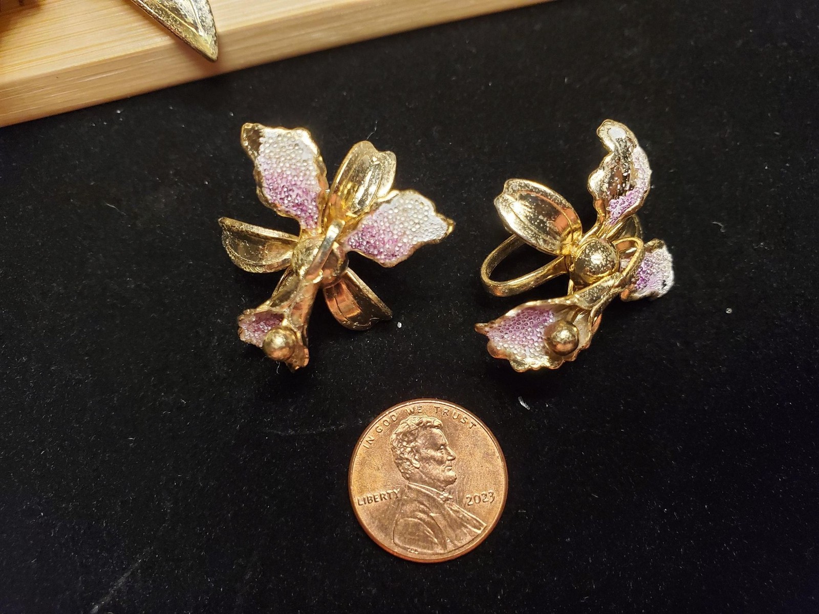 Vintage Orchid Enamel Jewelry Set | Gold-Tone Brooch, Earrings | Lavender & Whit