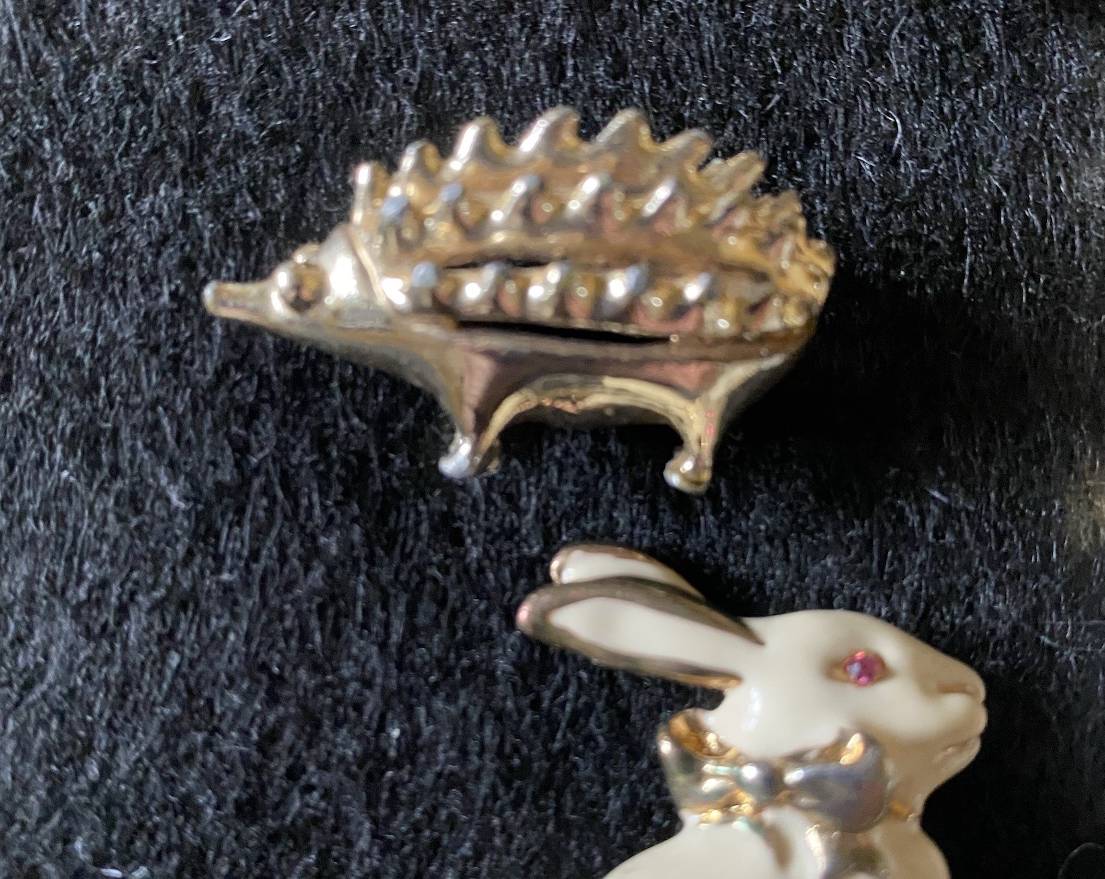 7 PIECE Goldtone JEWELRY Lot – CRYSTAL Necklace – VARIOUS Pins BUNNY & More
