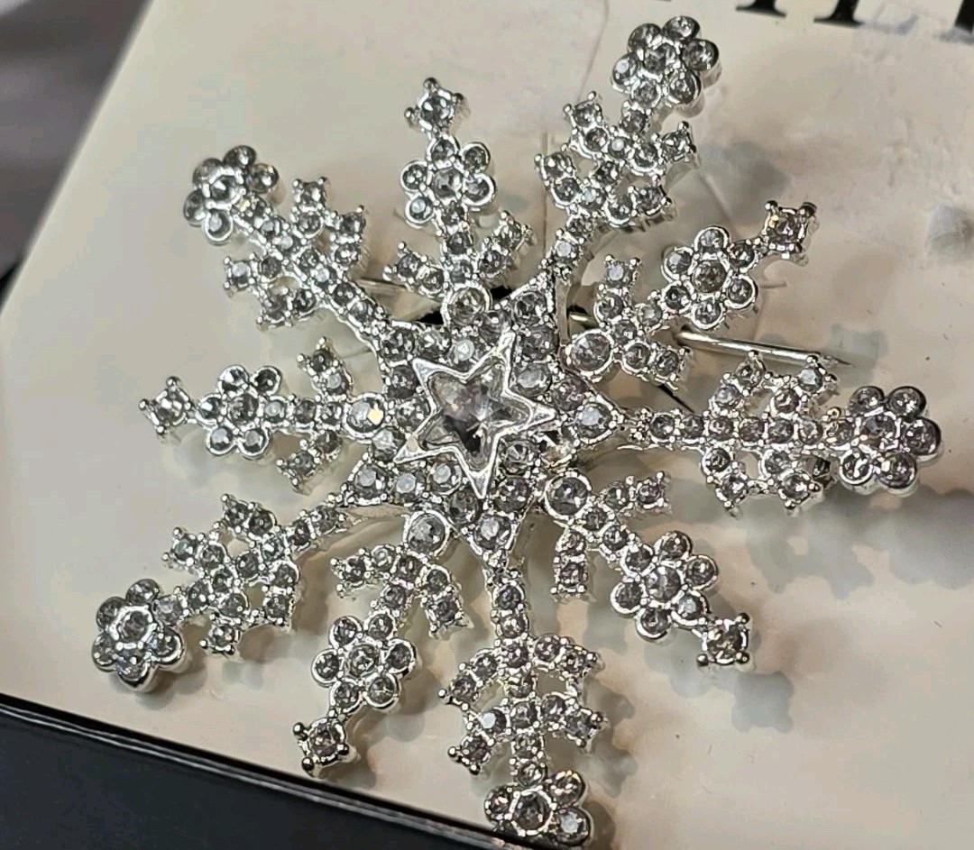 Napier Snowflake Silver Tone Crystal Rhinestone Brooch Pin Winter Xmas