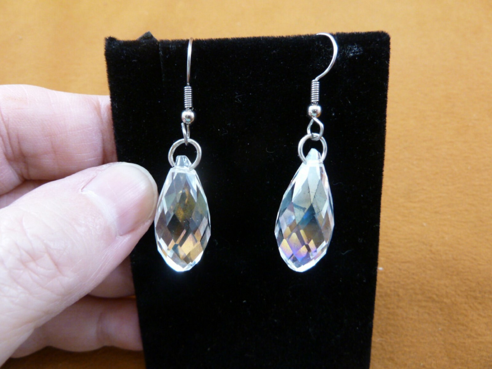 (EE505-10) faceted clear white crystal teardrop dangle silver tone wire earrings