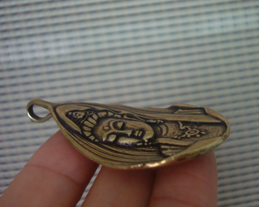 Vintage Brass Guanyin Metal Charm Pendant Leaf-Shaped Bodhisattva Amulet