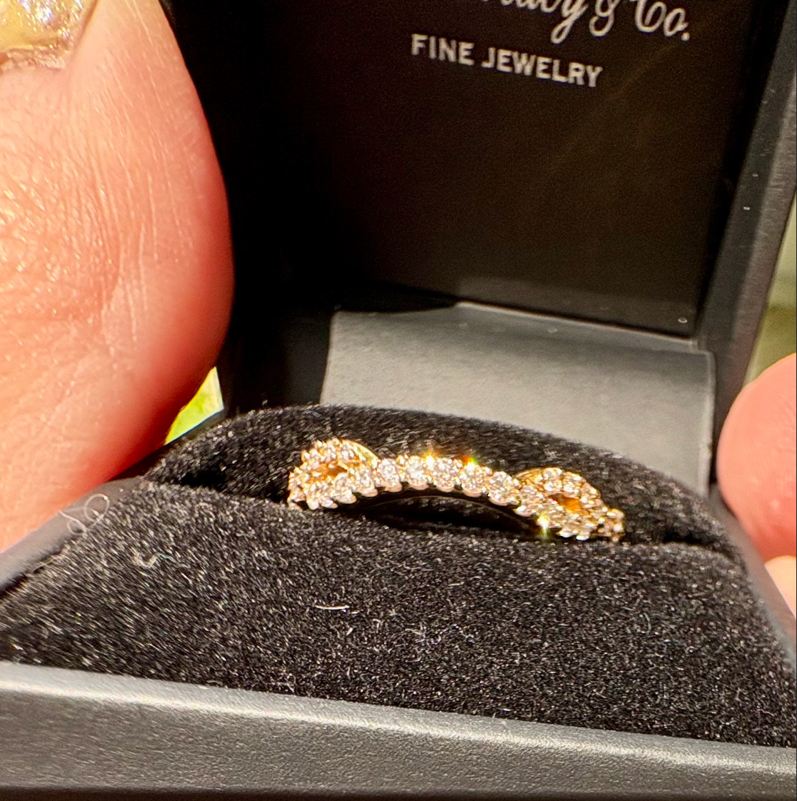 Diamond Twist Crossover Band (1/4 ct. t.w) in 14k Gold Excellent Condition