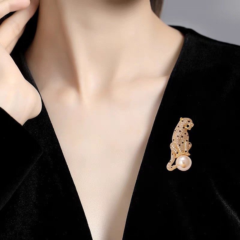 Leopard Brooch Pin Women Gold Tone Zircon Rhinestone Pearl Accent Animal Jewelry