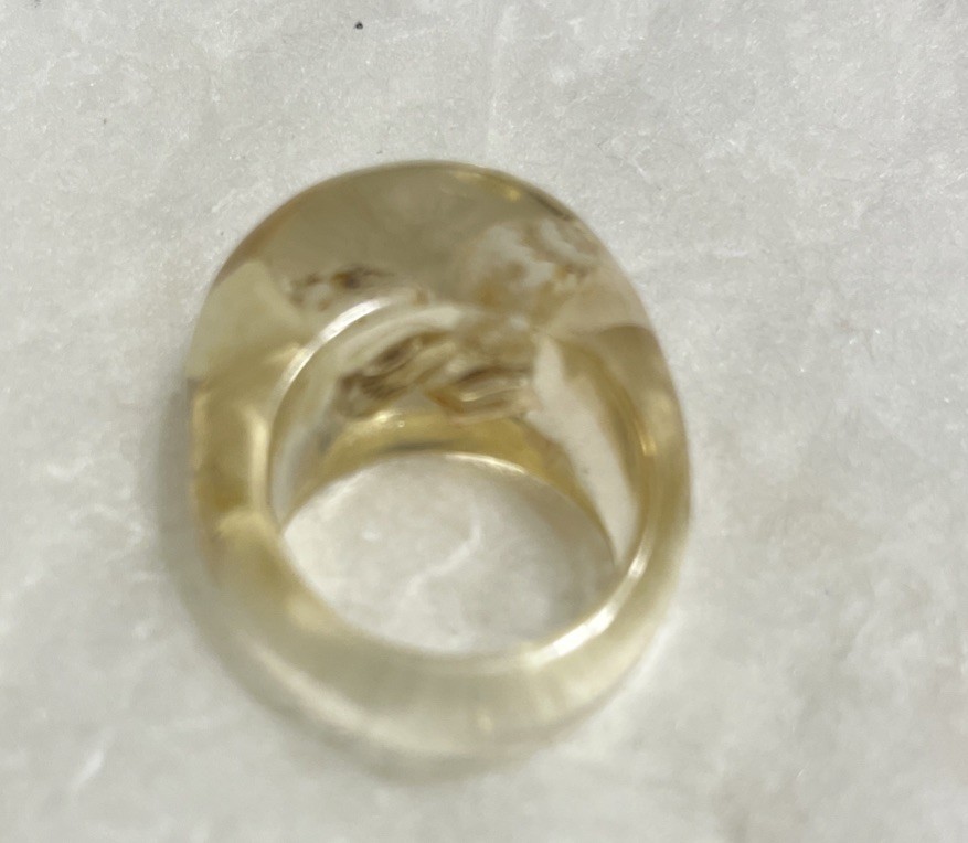 Clear Chunky Clear Resin Plastic Ring with Embedded Seashells, Approx Sz 6-7