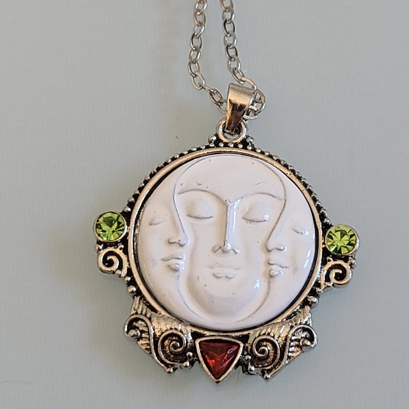 UNUSUAL TRIPLE MOON FACE NECKLACE FULL MOON WITH TWO CRESCENT MOONS CARESSING
