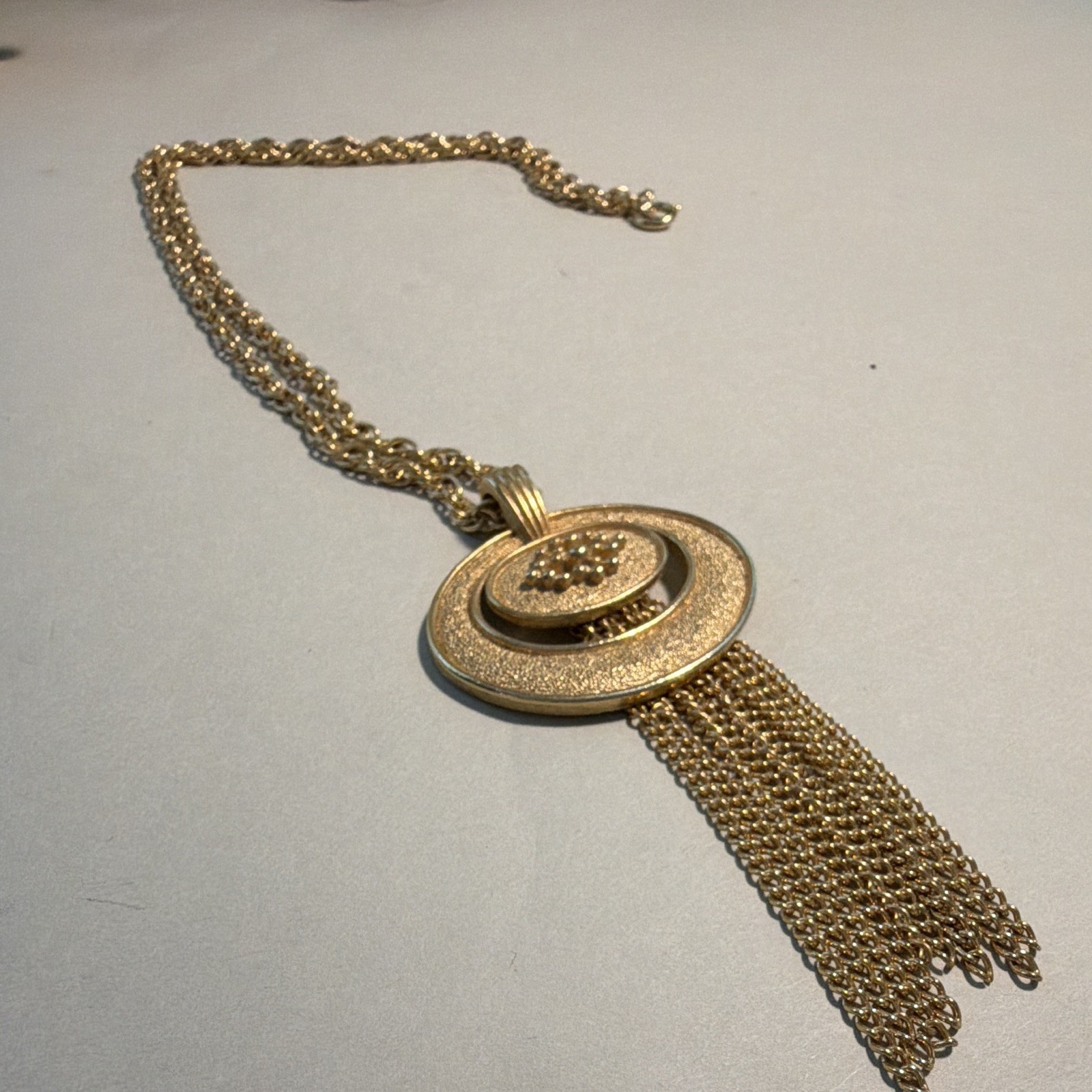 Vintage Avon Ovalesque Gold Tone Tassel Pendant Necklace 1973 Modernist 24″ Chai