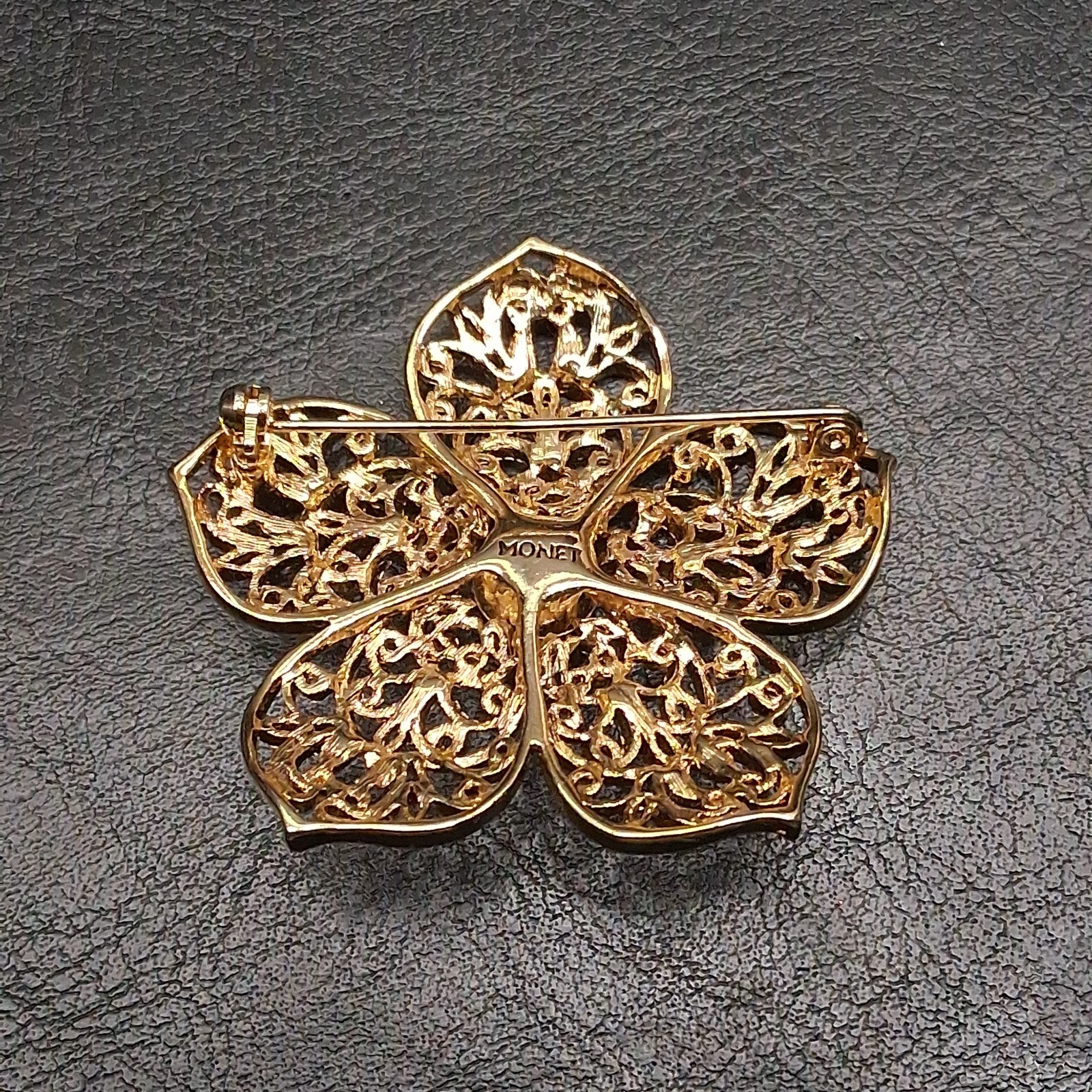Signed MONET Gold Tone Filigree Flower Beooch Whit Brown Glass Center. 17.939