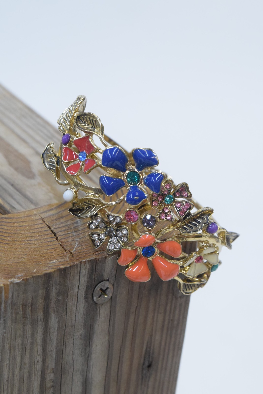 WOMEN’S COLORFUL BROCHE STYLE FASHION BRACELET.