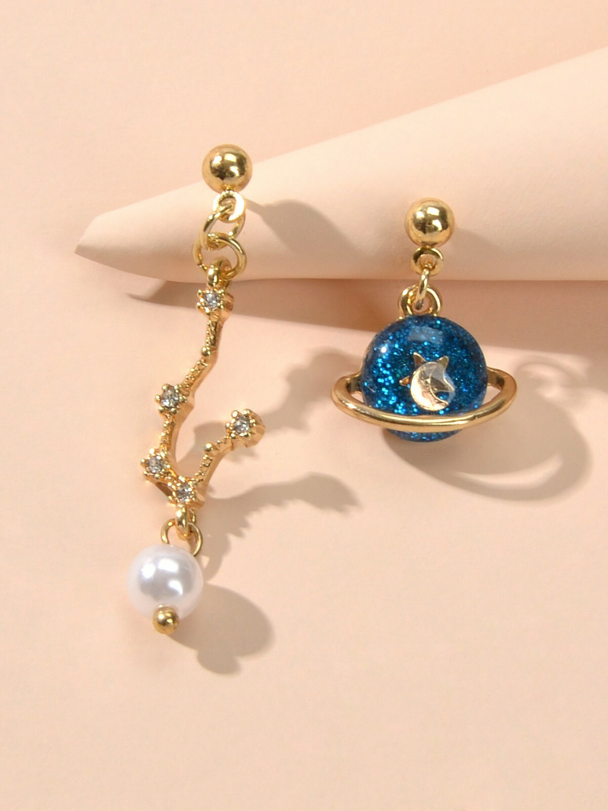 Good Quality Asymmetric Gold Metal Star Moon Pearl Charm Planet Dangle Earrings