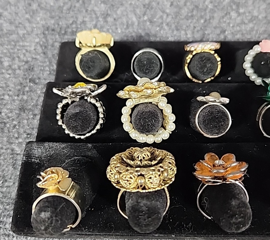 Jewelry 18 Flowered Rings Adjusts Sized Stretch See Description Lot #250