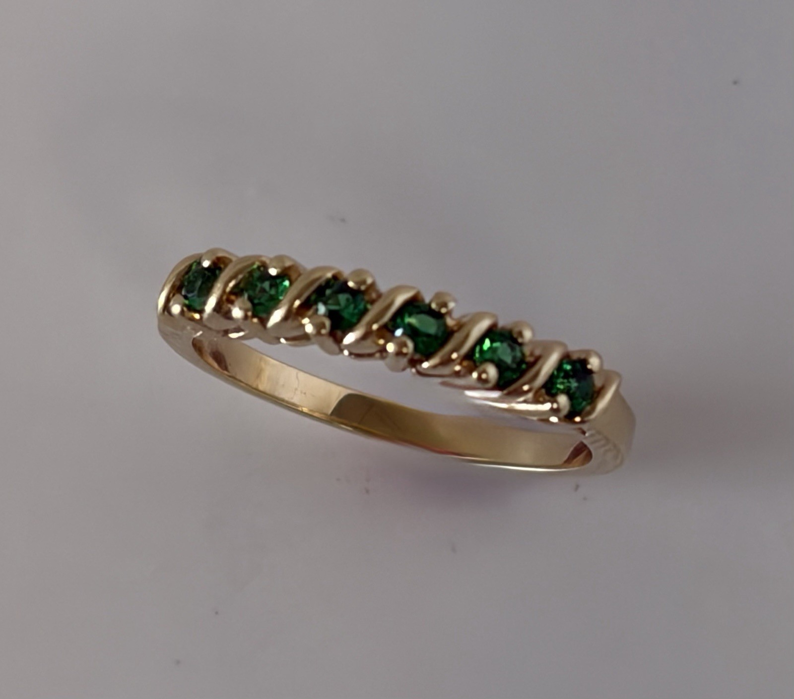 10k Yellow Gold Band Ring 6 Round Green Cubic Zirconia Prong Set