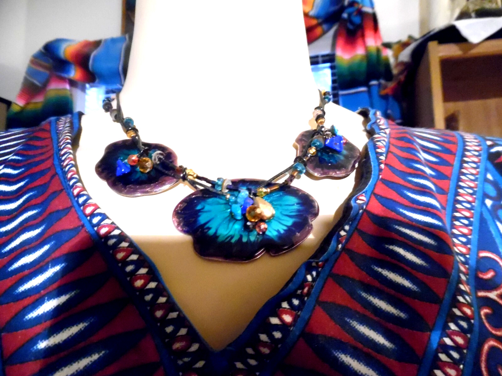 CHICOS BOHO STYLE ENAMELWARE LEAF ON SILVER CHOKER W/MATCHING EARRINGS