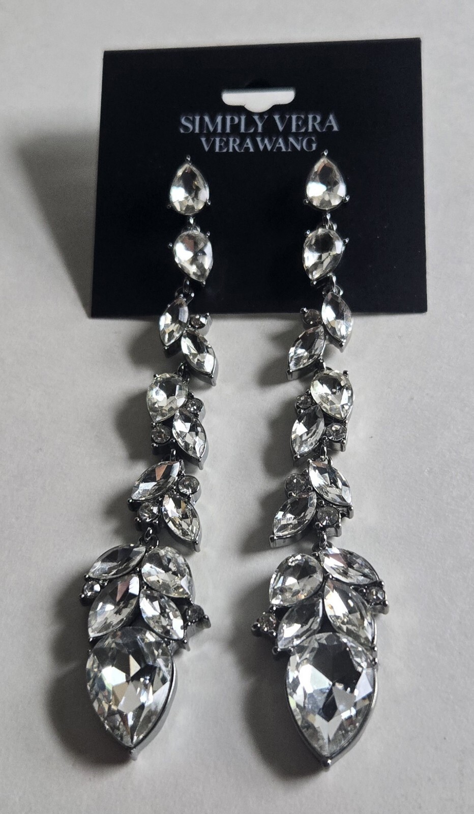 NEW IMPRESSIVE VERA WANG SIMPLY VERA DANGLING DROP EARRING BRIDAL, ANY OCCASION