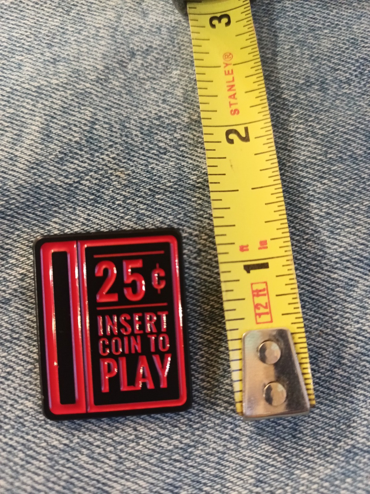 25 CENTS- INSERT TO PLAY-VINTAGE JUCKBOX- ENAMEL / LAPEL PIN-NEXT DAY SHIPPING