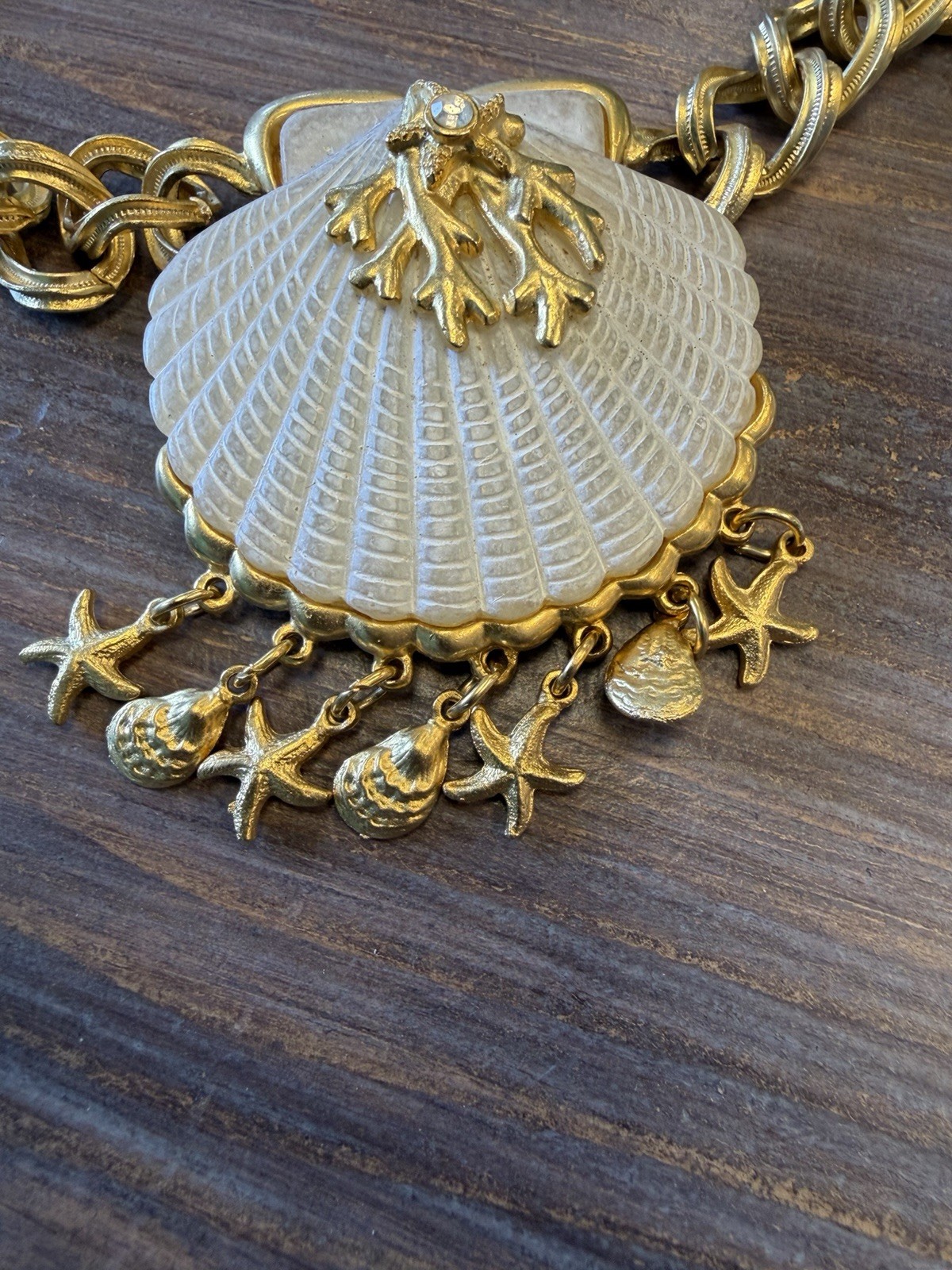 Vintage Signed CRAFT Gem-Craft Gold Tone Seashell Statement Necklace 10”