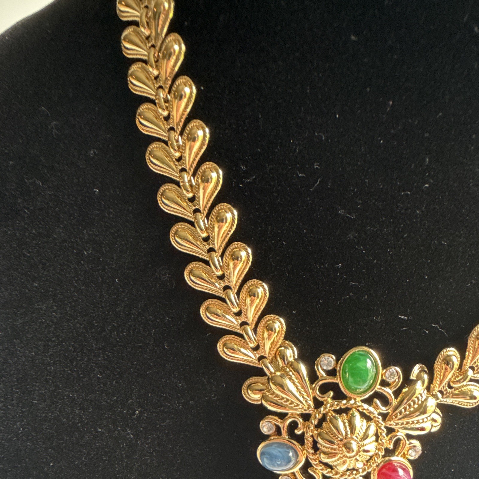 Vintage Trifari TM Signed Moghul Multicolor Cabochon Gold Tone Necklace