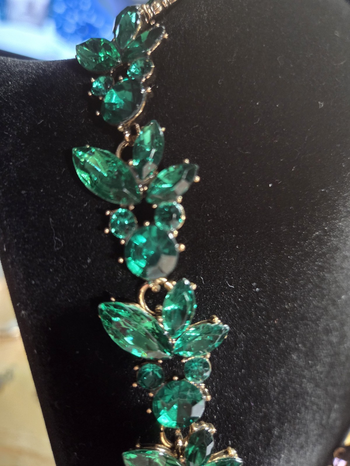 Gold Tone Emerald Green Acrylic Rhinestone Floral Necklace 18-20.5″