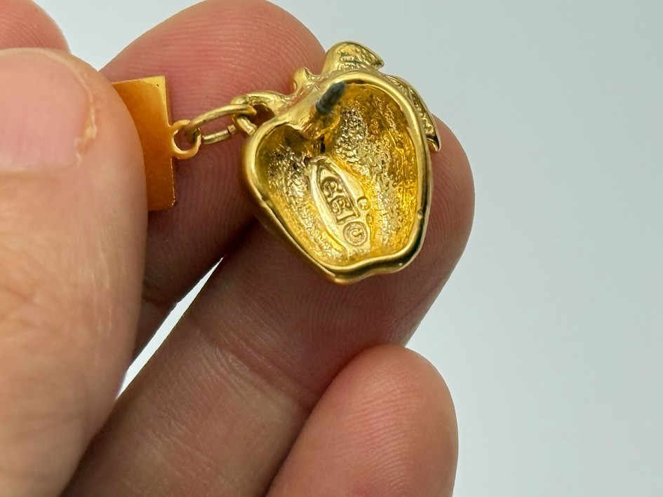 Vtg Roman Inc RR Teacher Apple Pin Gold Tone “A Teacher Touches a Heart”