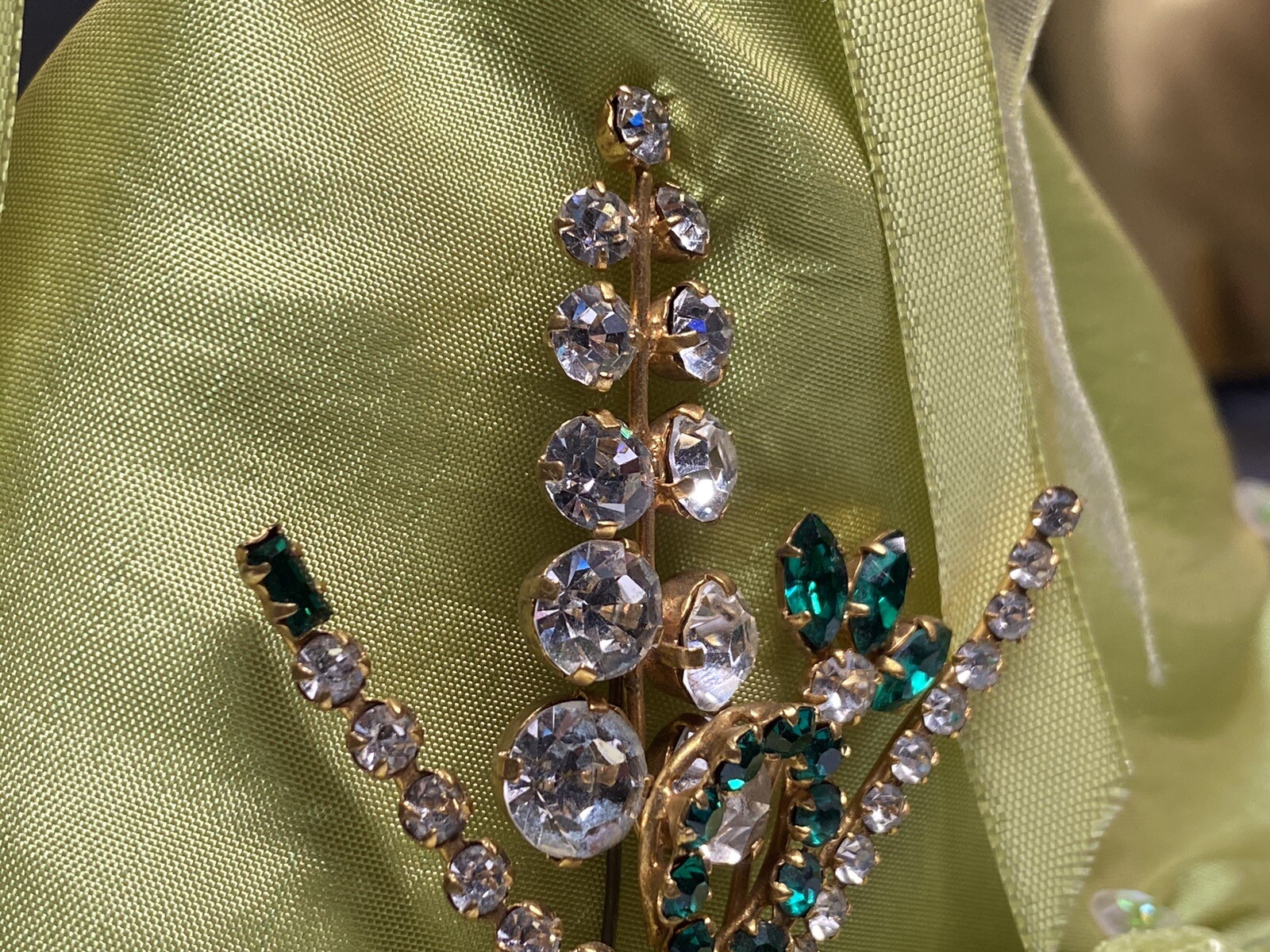 Vintage Brooch Flower Rhinestones Gem Spray Gold Metal 10.30g 1950′ zz