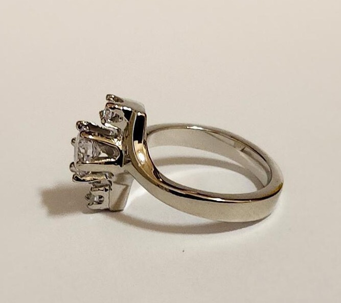 New Lady’s Women’s Girl’s Rhodium Plated 3 Clear Round CZ’s Fashion Ring Size 7