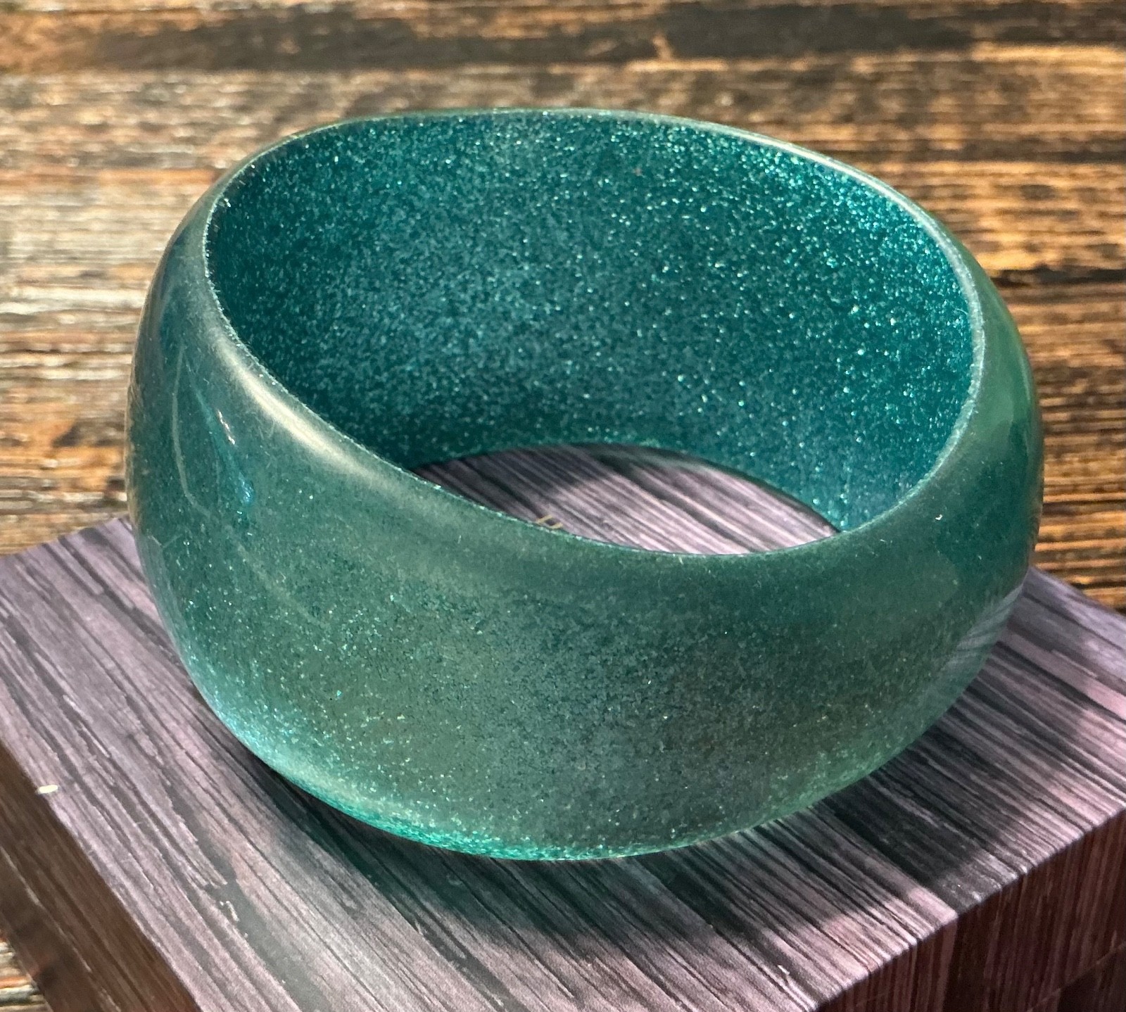 Vt Green-Blue Sparkling Lucite Wide Wave Bracelet, Diameter 2,6 Inches, 84,4gr