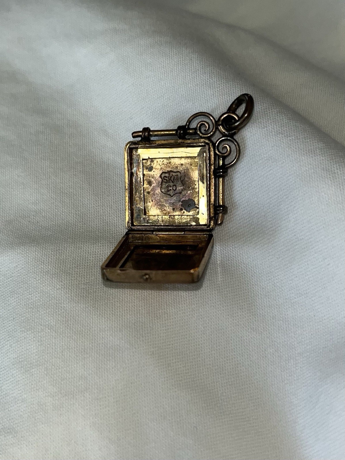 Vintage S.K. Merrill & Company (SKM CO)Victorian 1900’s locket pendant gold tone