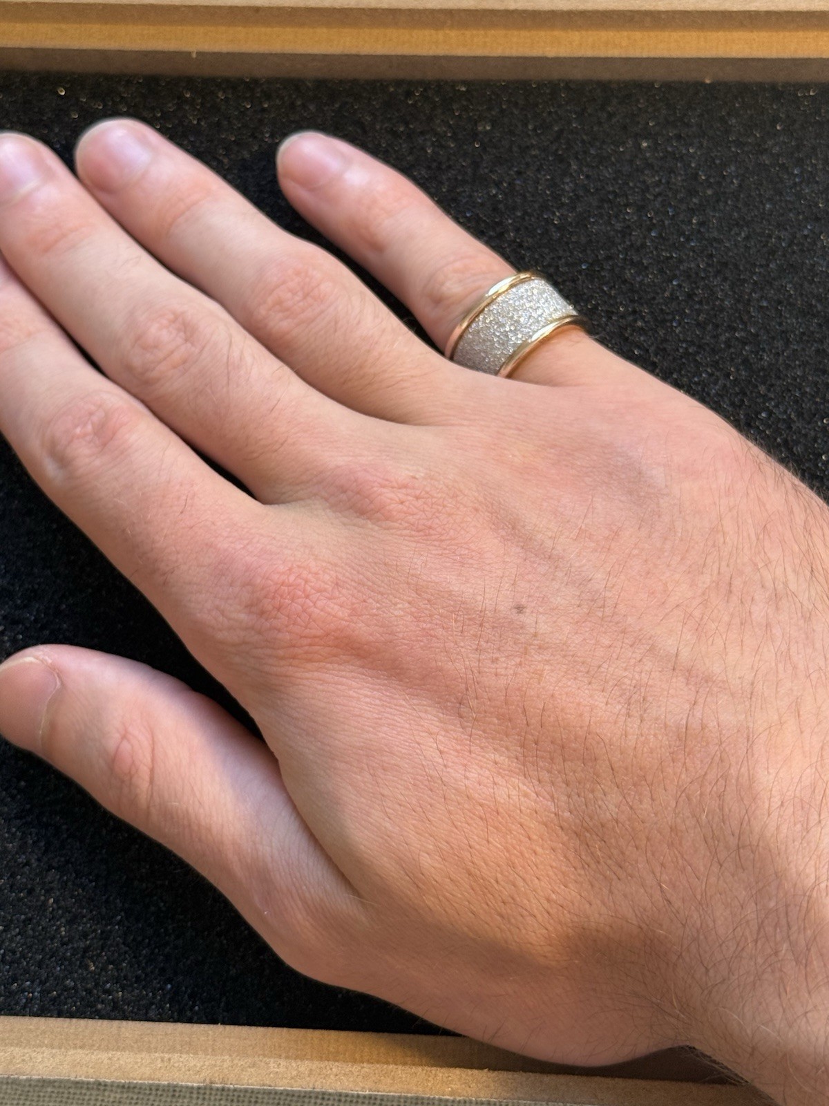 #7 Gold Tone Wide Band Ring Textured Center w/ Gold-Tone Edges Metal Size 7-7.5