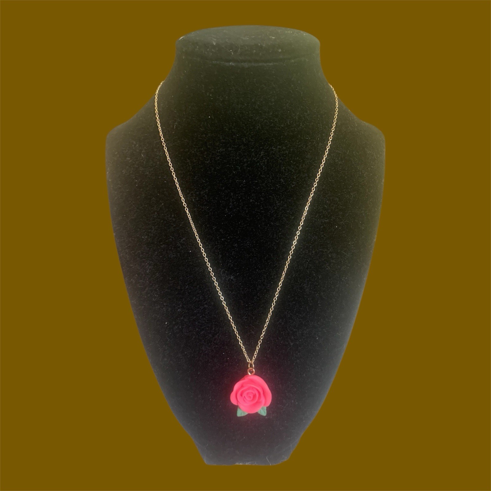 NWOT Pink Rose Pendant Necklace Gold Tone Chain Green Leaves Resin Flower Charm