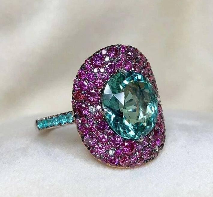Amazing 6.50CT Oval Cut Lagoon Tourmalin, Paraïba Tourmaline & Amethyst Ring.