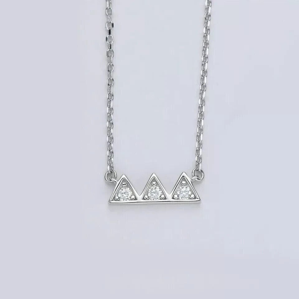 Stunning Three-Stone Women’s Charm Pendant In 1.50Ct Round Cut Simulated Diamond