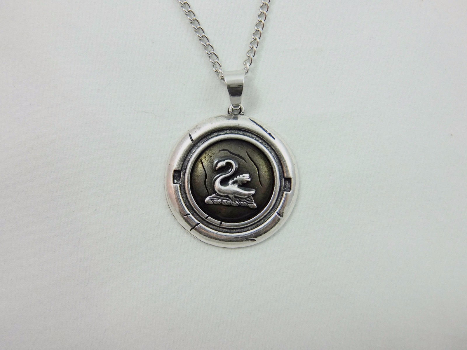 ONCE UPON A TIME EMMA SWAN (TALISMAN)SWAN PENDANT WITH CHAIN IN ANTIQUE SILVER