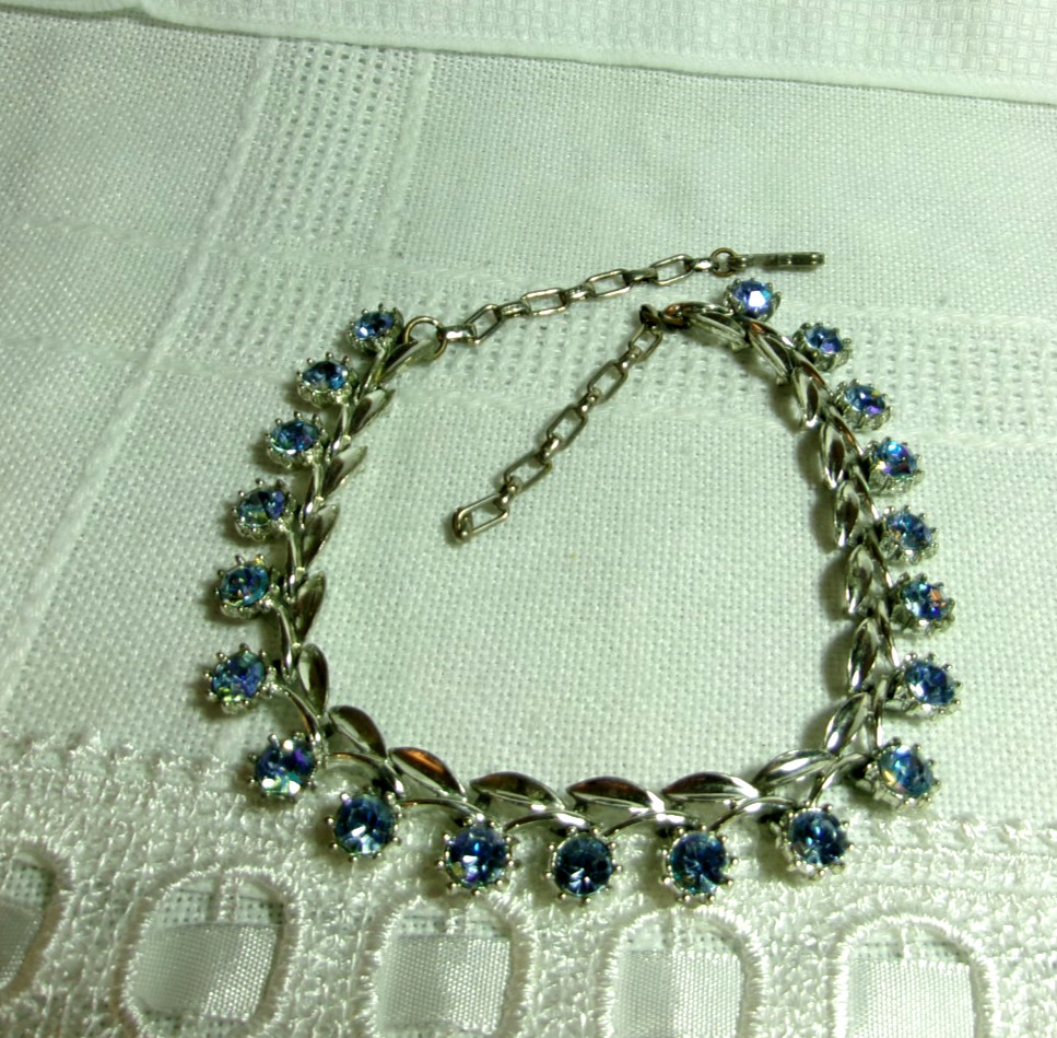 VINTAGE UNSIGNED CHOKER NECKLACE W/BLUE AB STONE STATIONS ALL SILVERTONE
