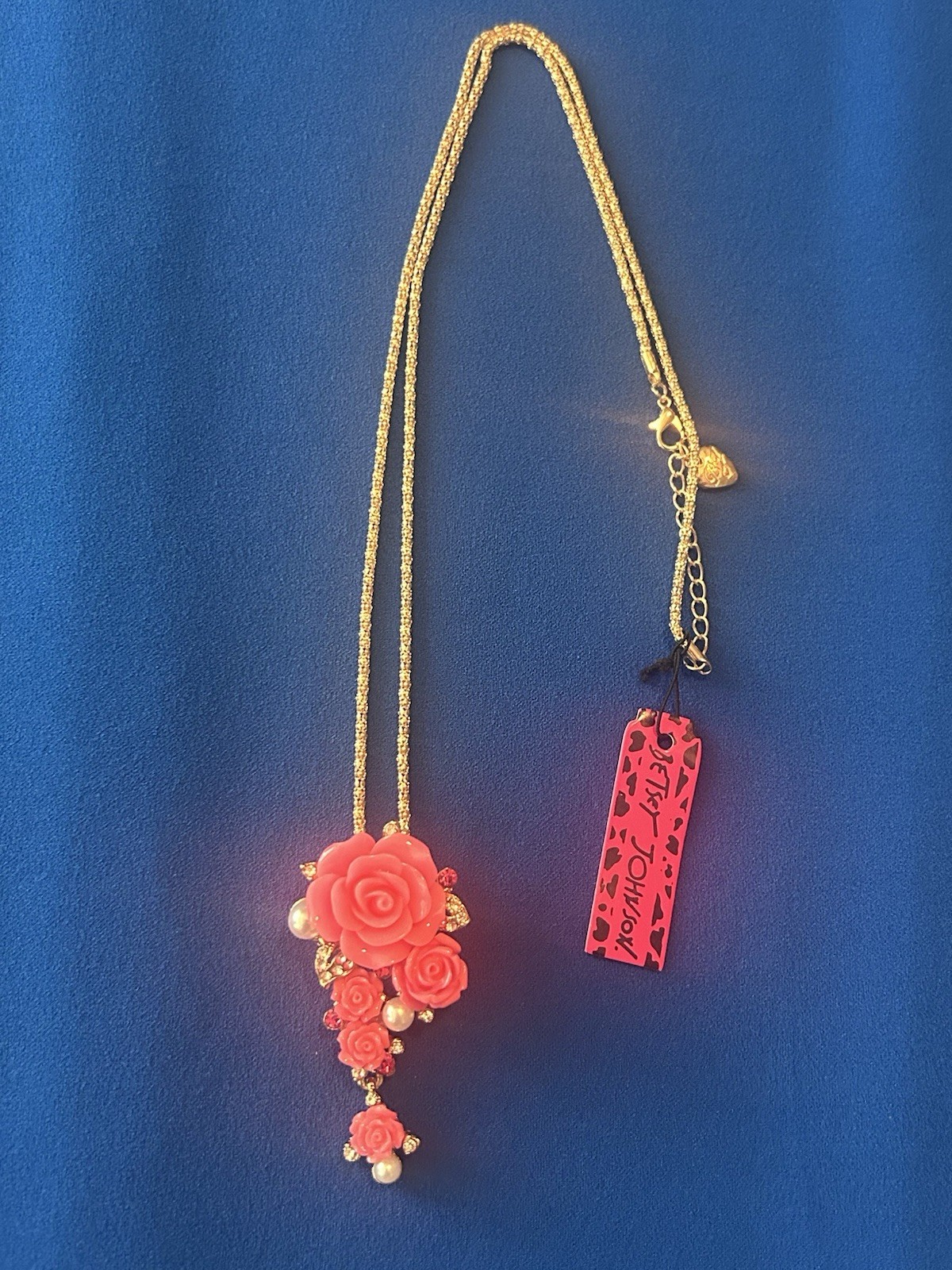 NWT BETSY JOHNSON Gold Tone Pendant Necklace – Rose And Pearl Design