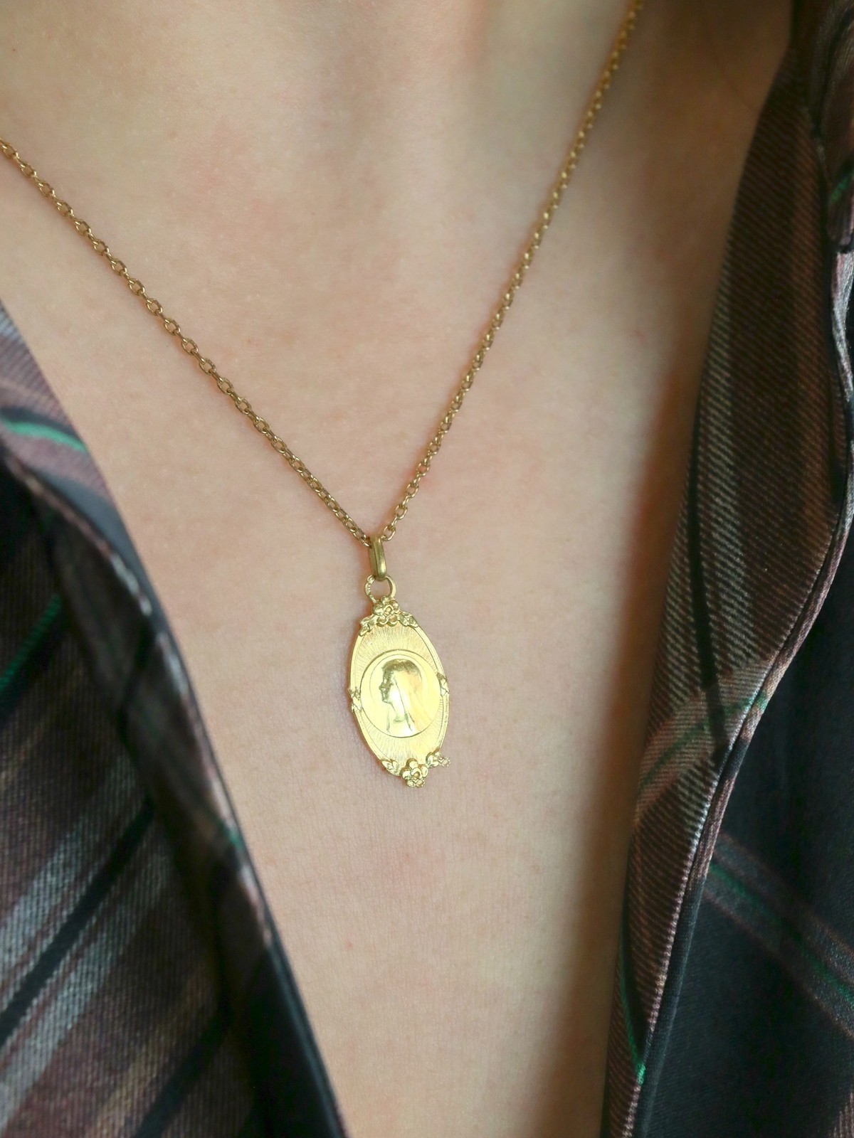 Art Nouveau religious medal in yellow gold