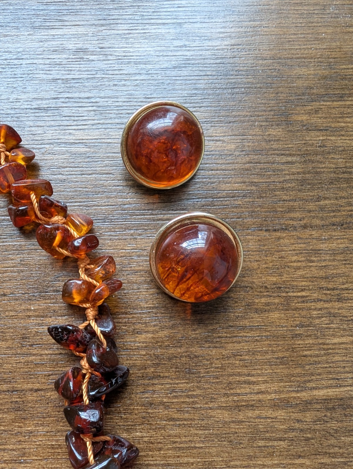 Jewelry Lot 17: Amber Style Necklace & Large Round Stud Earrings UV Reactive