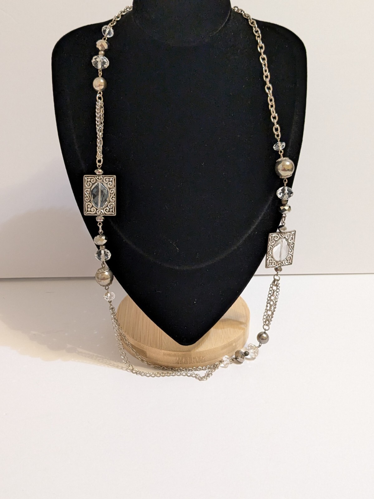 Etched Metal & Acrylic Gray/Clear Faceted Beads Silver Tone Pendant Necklace 29″