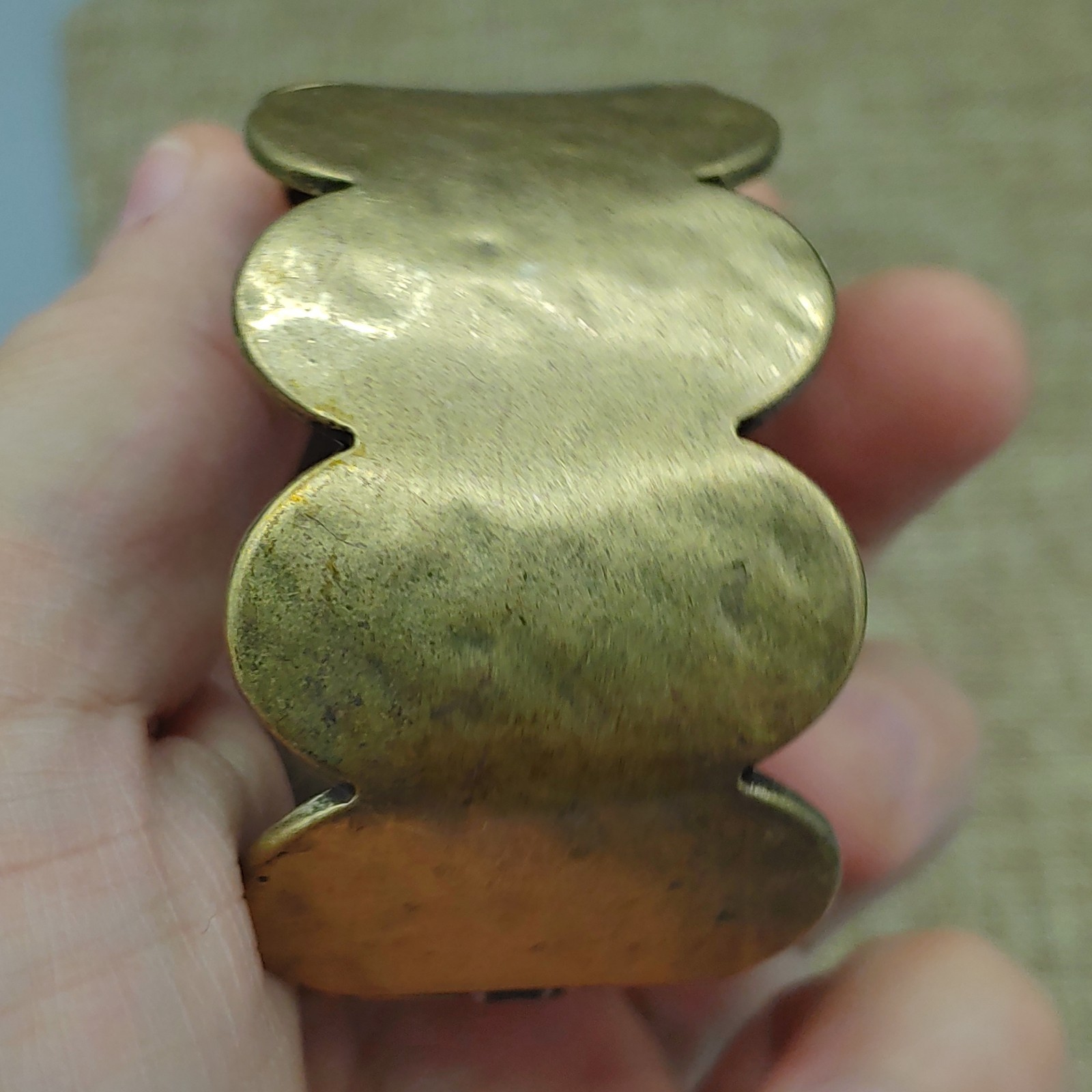 Coldwater Creek Hammered Brass Cuff Bracelet Brass Tone Scalloped Edges 36mm 7″