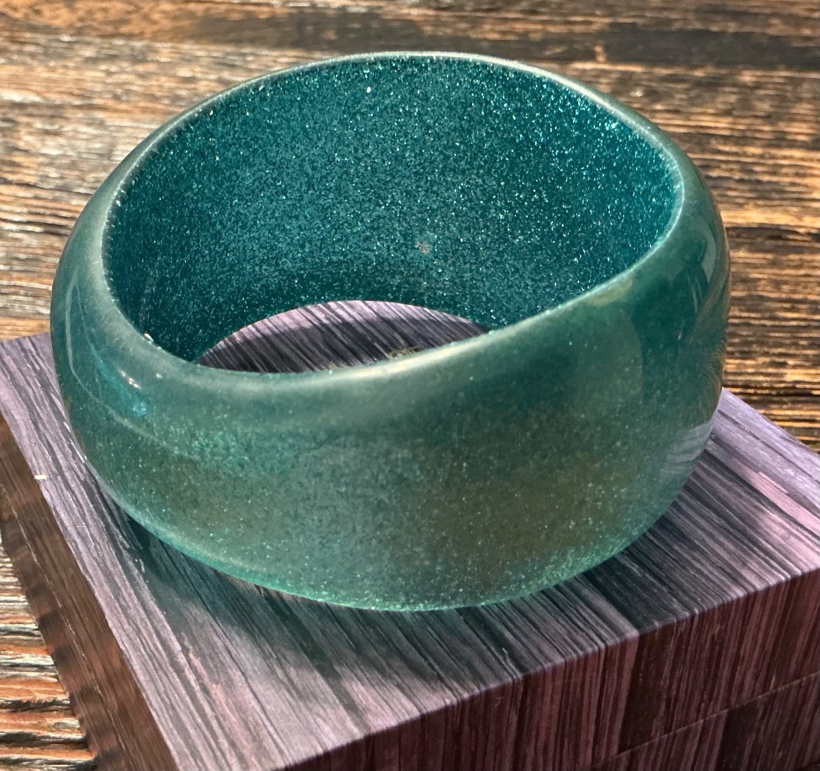 Vt Green-Blue Sparkling Lucite Wide Wave Bracelet, Diameter 2,6 Inches, 84,4gr