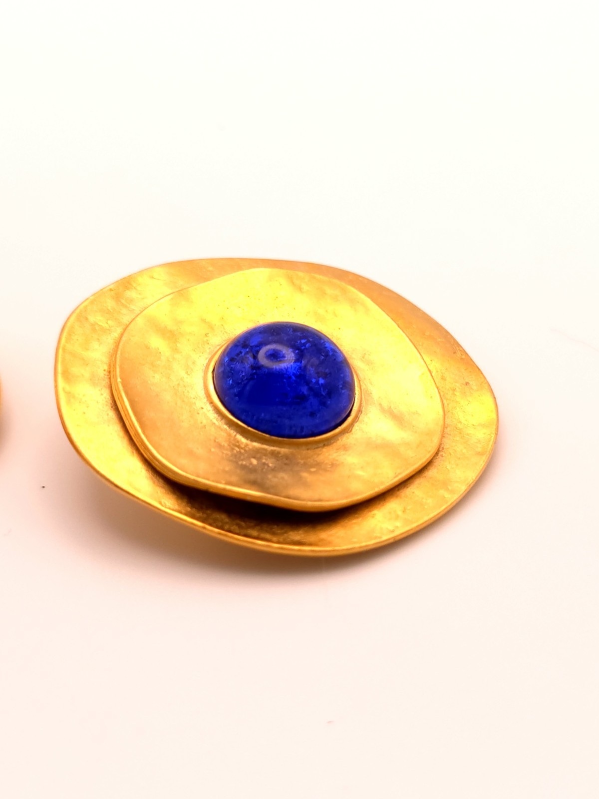 Les Bernard Hammered Gold Disc Necklace & Clip-On Earrings Set Blue Red Green