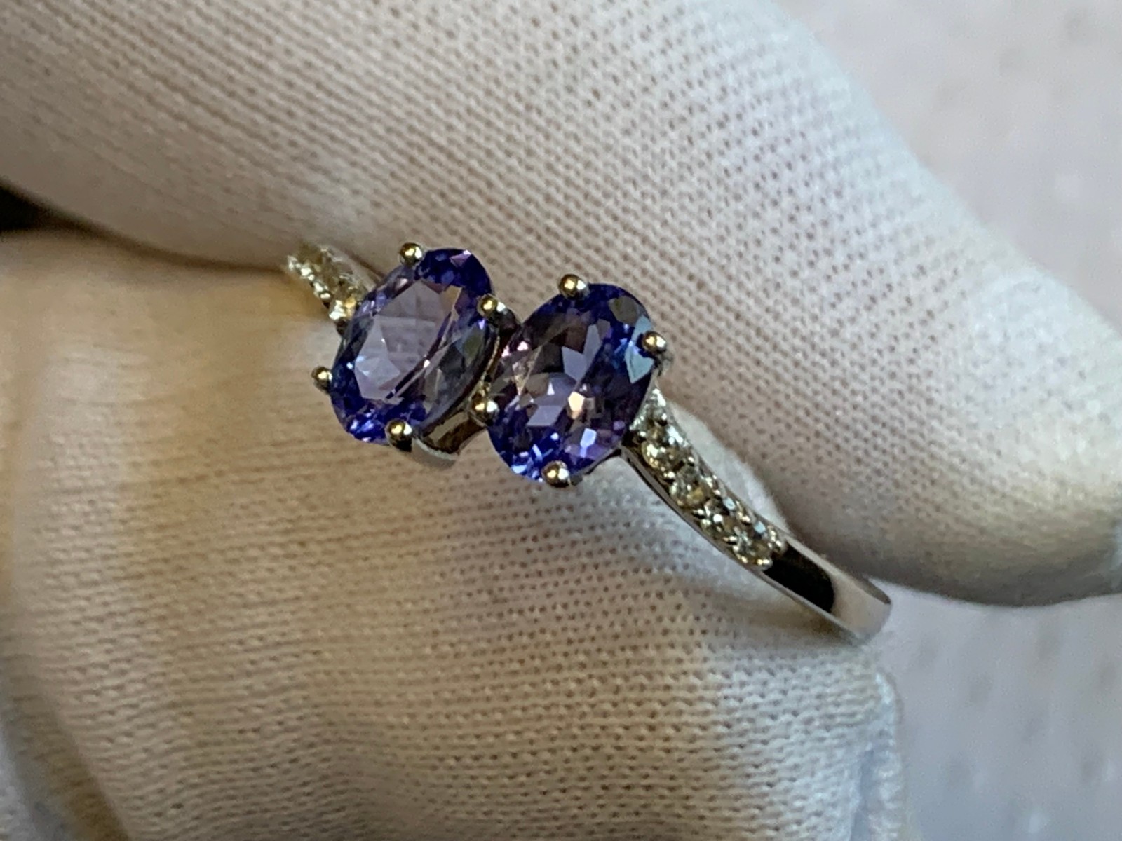 Sterling Silver Ring 2.18g Fine Jewelry Size 8 Band Tanzanite Look Stones *READ*