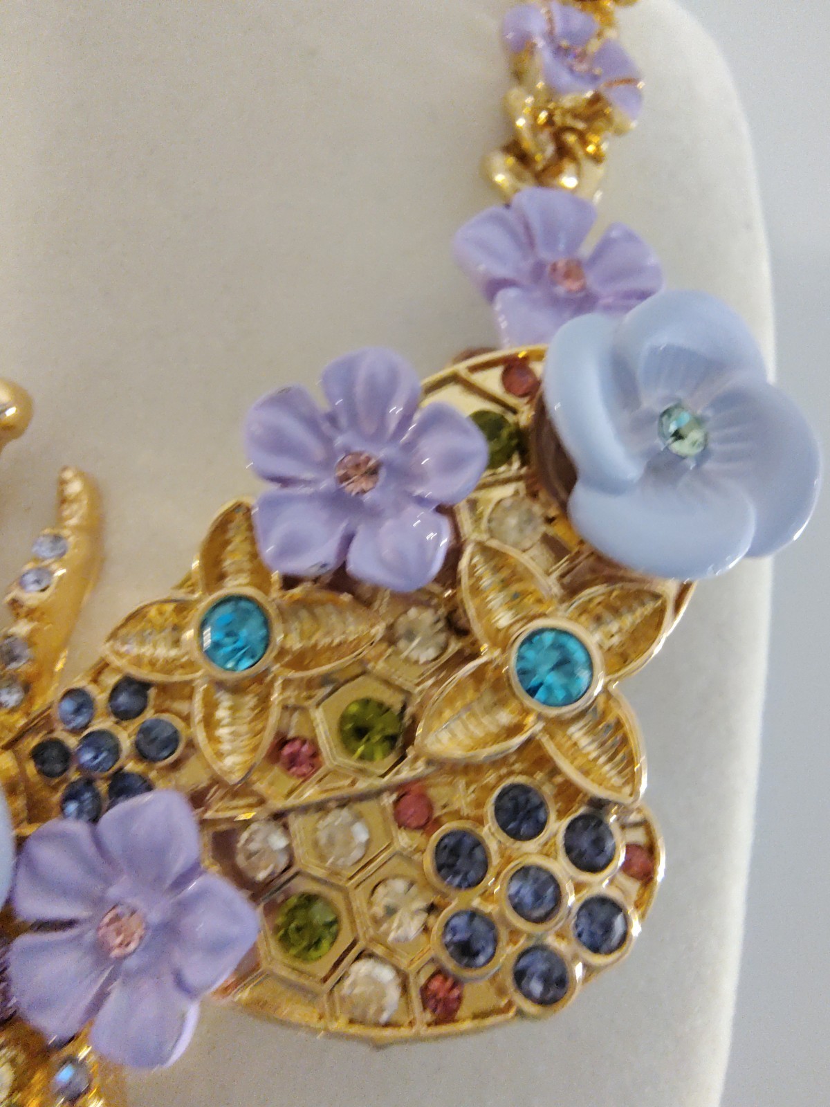 ​Betsey Johnson Flower Show Bee Statement Necklace Purple Lavender Rhinestone