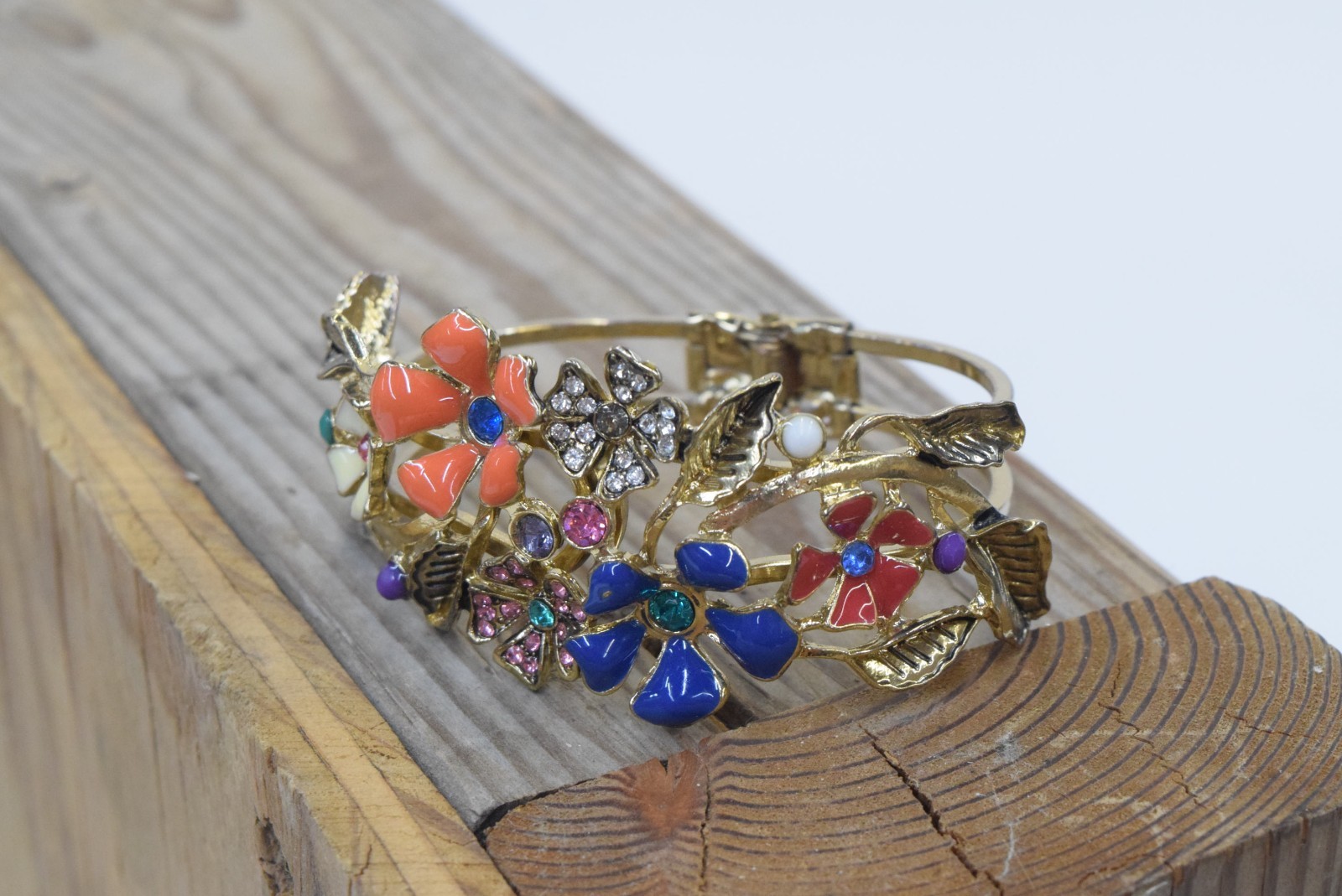 WOMEN’S COLORFUL BROCHE STYLE FASHION BRACELET.