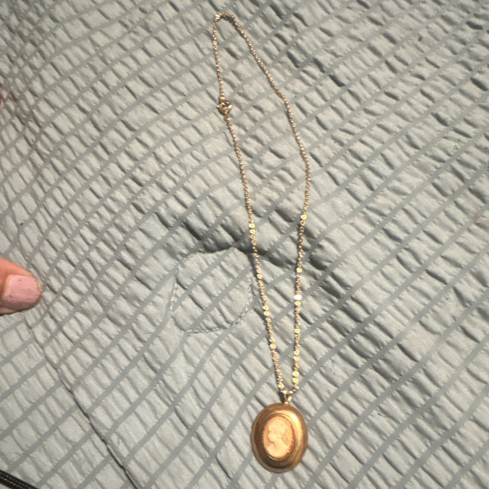 Gold Tone Cable Chain Necklace Oval Cameo Pendant Bezel Setting Spring Ring