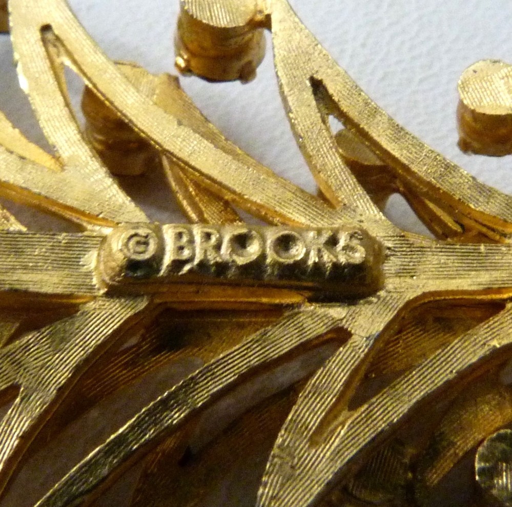 2 5/8″ RARE VINTAGE BROOKS BAGUETTE ROUND RED GREEN BLUE GOLD CHRISTMAS TREE PIN