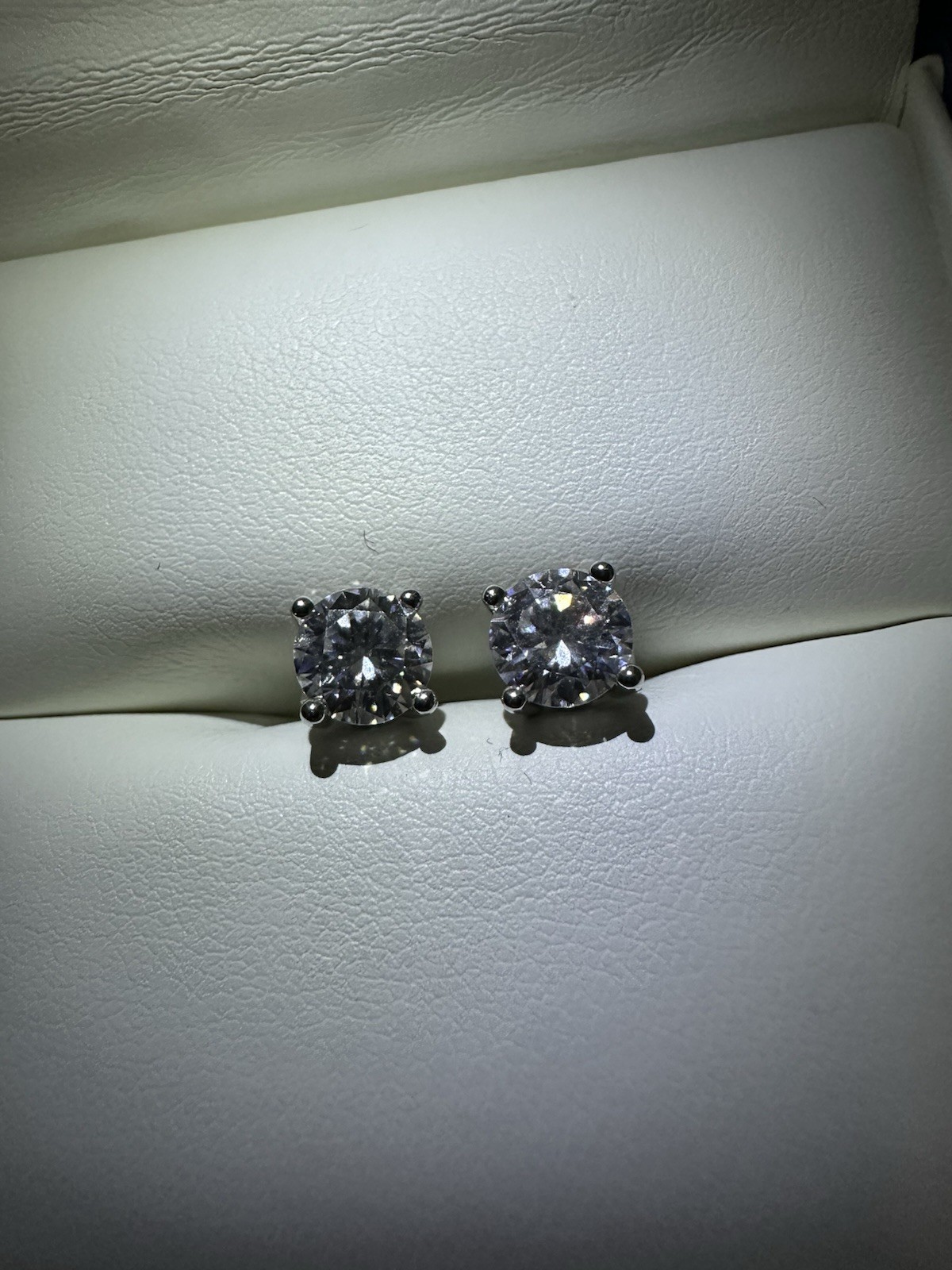 Mossinite stud earrings ￼1.0ct