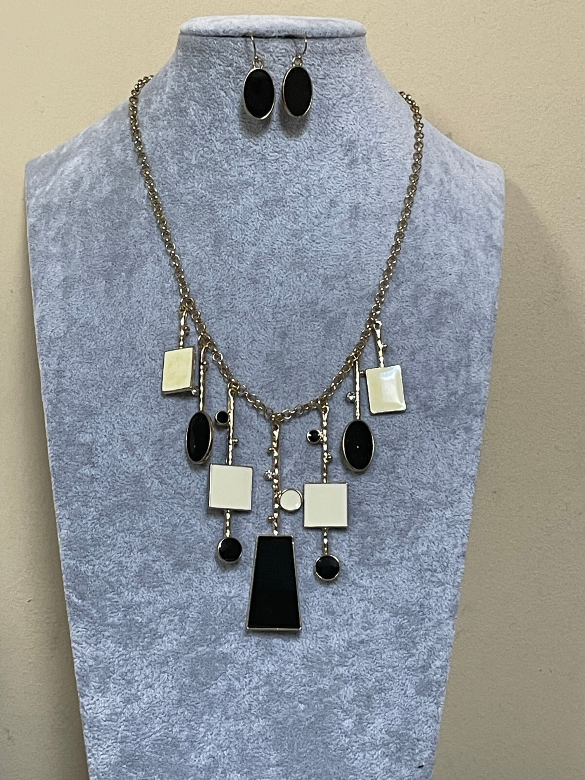 Cream And Black Epoxy Coating On Gold Tone Drops Necklace Earring Set