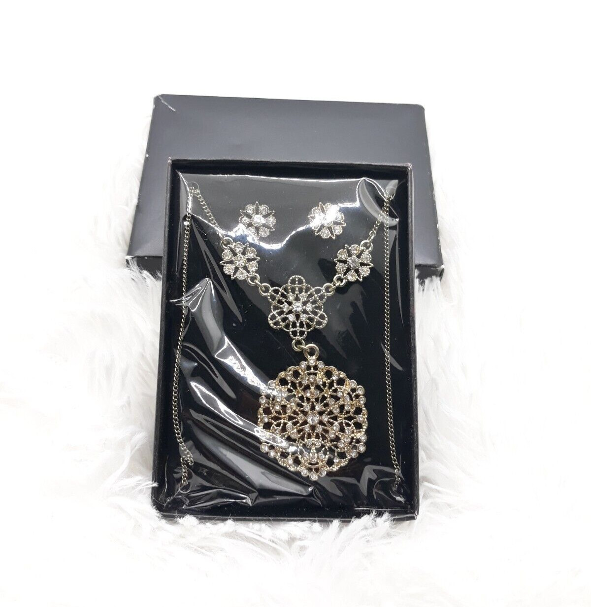AVON FANCY FILIGREE NECKLACE AND EARRING GIFT SET (BURNISHED GOLDTONE) SEALED!!!