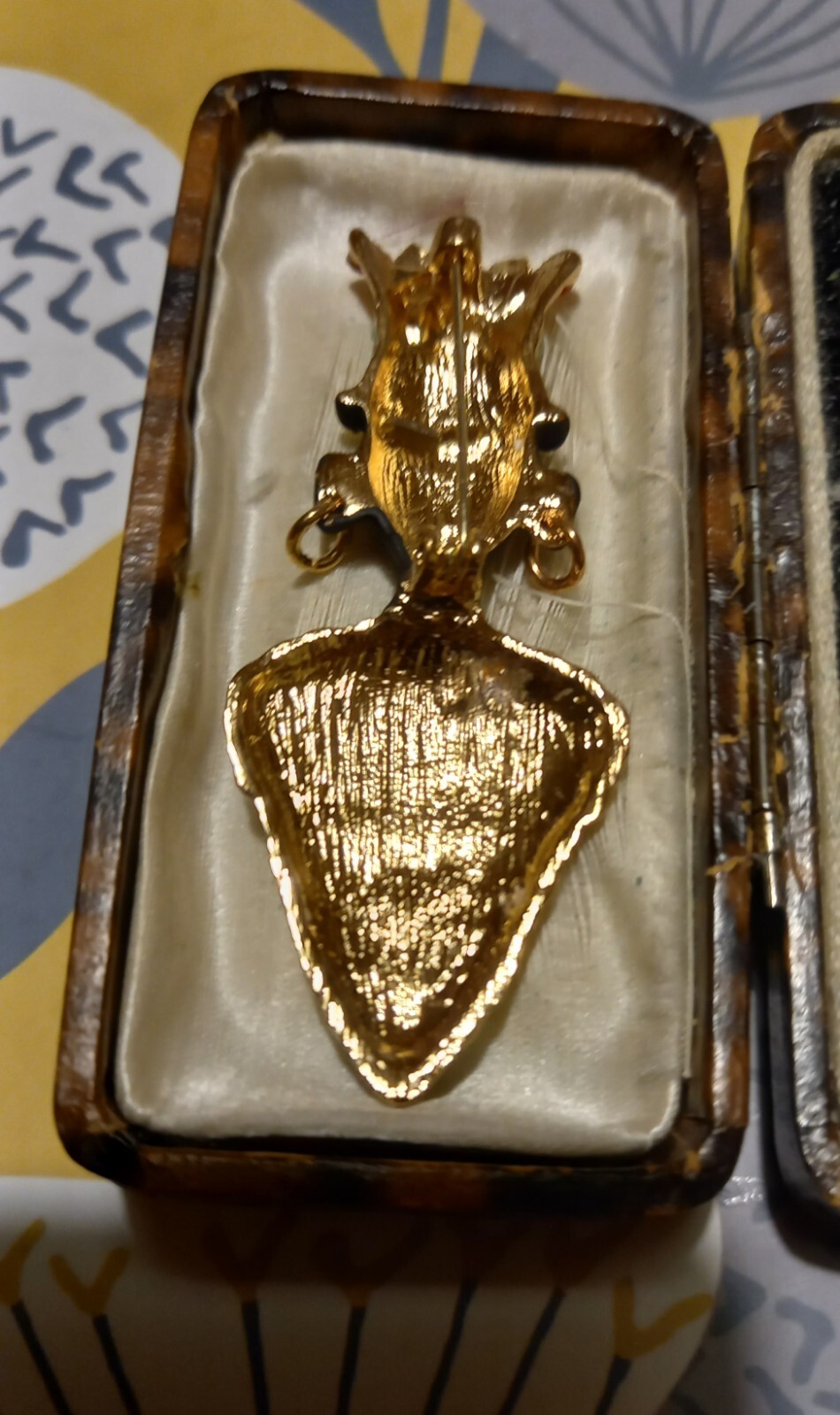 VINTAGE STYLE BLACK AFRICAN MAN SPARKLY RED & AQUA GOLDTONE BROOCH STUNNING