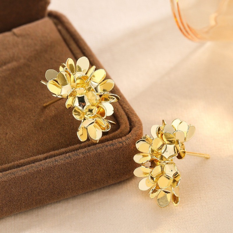 Women’s Golden C-shaped Flower Petal Ear Studs New Fashion Alloy Earrings